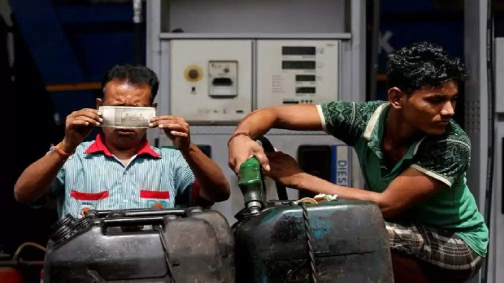 तेल के दामों में भारी कटौती, 2.2% सस्ता हुआ ईंधन, फटाफट जानें नई कीमत
