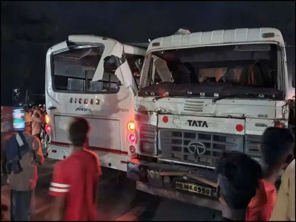 Road Accident: ओड़िसा में तेज रफ्तार का कहर, बस और ट्रक की भिड़ंत में 6 लोगों की मौत, 20 से ज्यादा लोग घायल