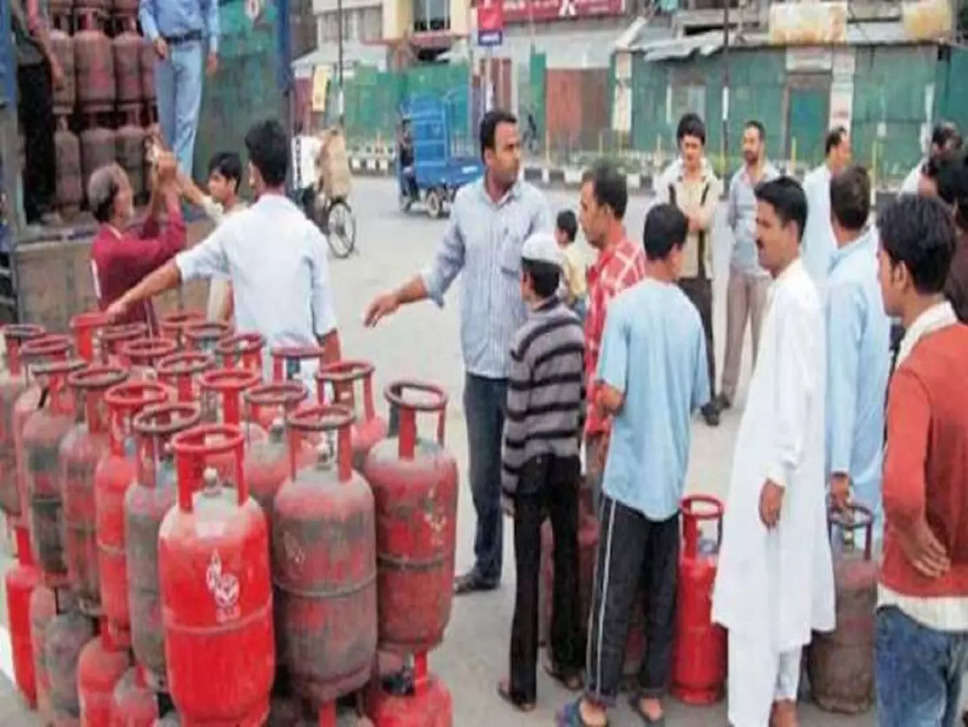 Gas Cylinder: गैस सिलेंडर ग्राहकों की खुशी का नहीं ठिकाना, 307 रुपये कम में तुरंत करें खरीदारी