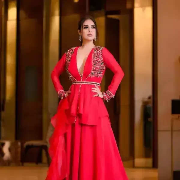 Bhojpuri Actress Neha Malik ने इस ड्रेस में करवाया फोटोशूट, थम गई फैंस के दिलों की धड़कन