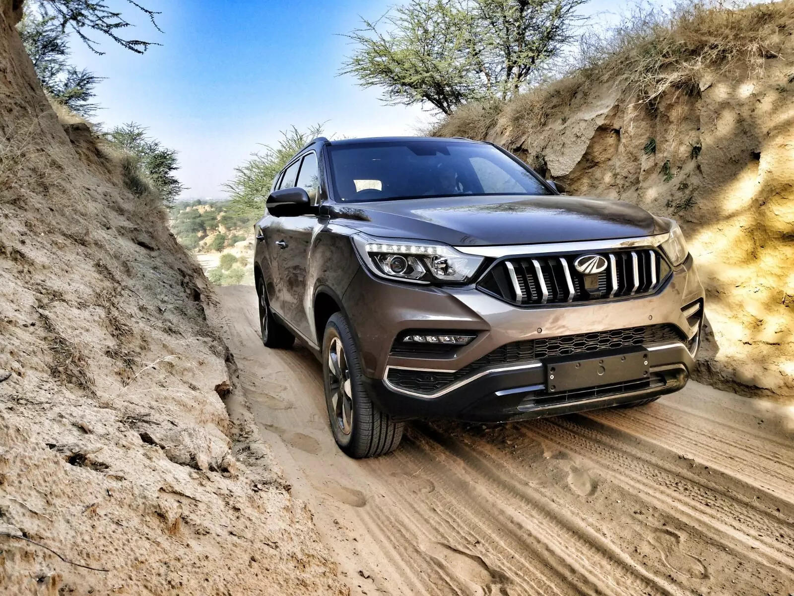 महिंद्रा की इस धांसू SUV को देख भूल जाओगे Fortuner, दिए हैं 9 एयरबैग्स, देखें फोटो