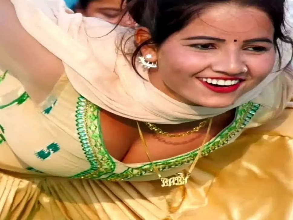 Haryanvi Sexy Dance : 'तेरे तन से सरकता जाए' पर ये क्या कर बैठी Sunita Baby, अदाएं देख ताऊ ने कर दी ऎसी छिछोरी…