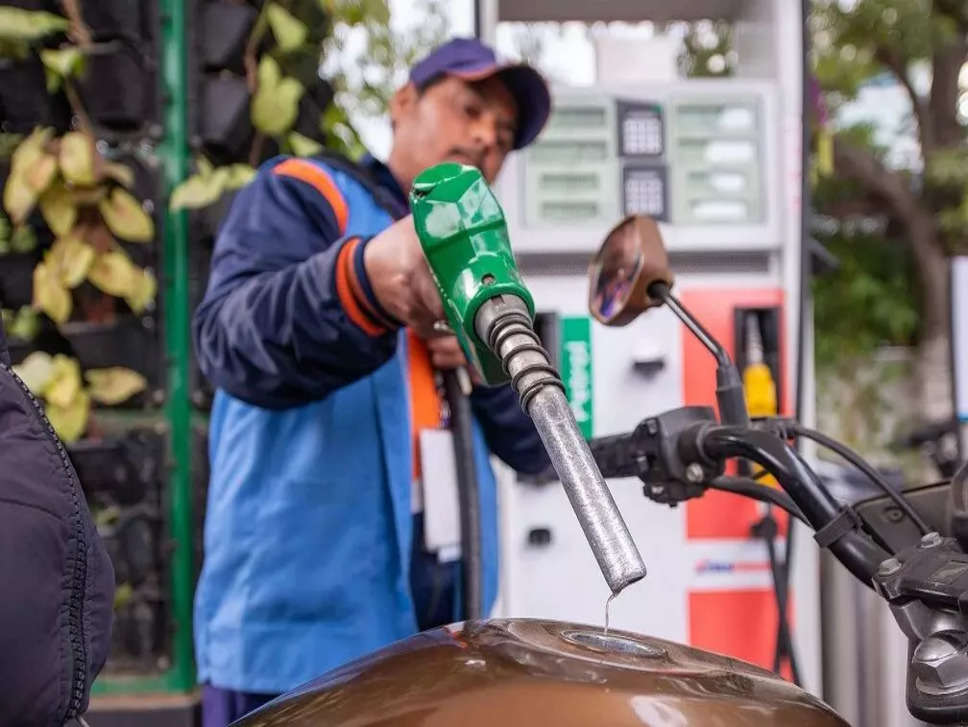 Petrol-Diesel Price Today: आज भी कीमतों में नहीं हुआ कोई बदलाव, ग्राहक जान लें लेटेस्ट रेट्स