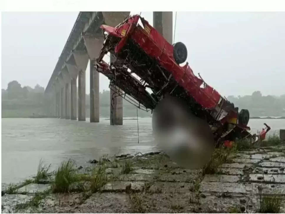 धार में दर्दनाक हादसा, पुल से नर्मदा नदी में गिरी यात्री बस, 12 लोगों की मौत, रेस्क्यू जारी