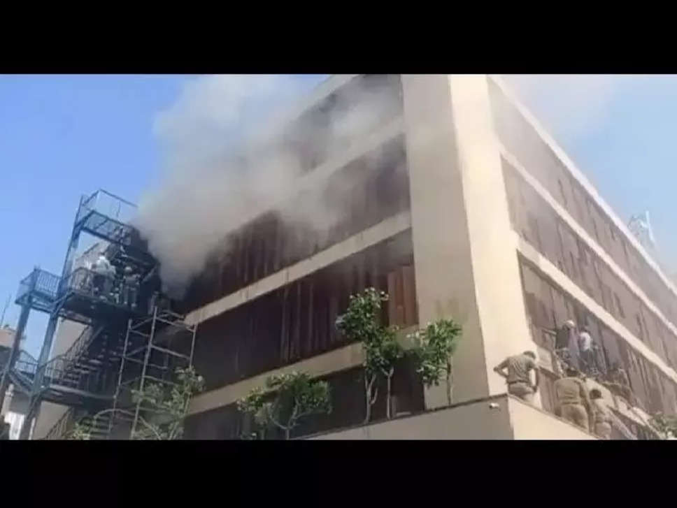 Lucknow Hotel Fire: UP की राजधानी लखनऊ के Hotel Levana में लगी आग, दो की मौत, अभी भी फंसे हैं कई लोग, बचाव अभियान जारी