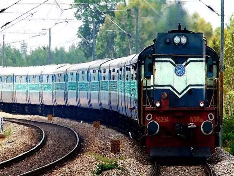 Indian Railway : दिल्ली-एनसीआर के लाखों यात्रियों के लिए खुशखबरी, रेलवे चलाने जा रहा 28 लोकल ट्रेनें, जान लें समय और किराया