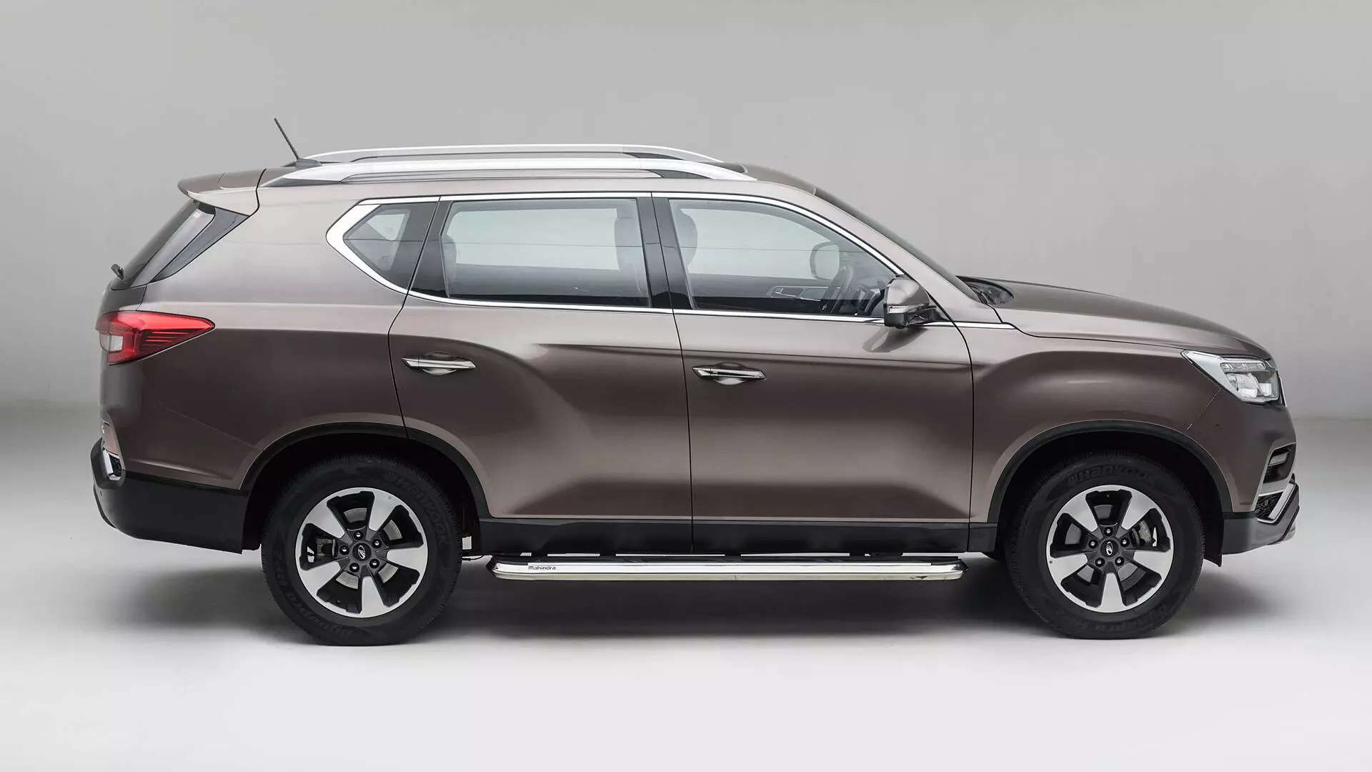 महिंद्रा की इस धांसू SUV को देख भूल जाओगे Fortuner, दिए हैं 9 एयरबैग्स, देखें फोटो