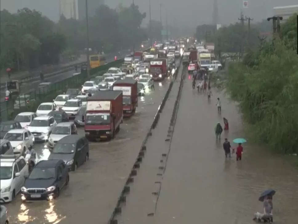 Weather Alert : Delhi से लेकर देहरादून तक जमकर बारिश, थम गई गाड़ियों की रफ्तार; Expressway पर लगा लंबा जाम