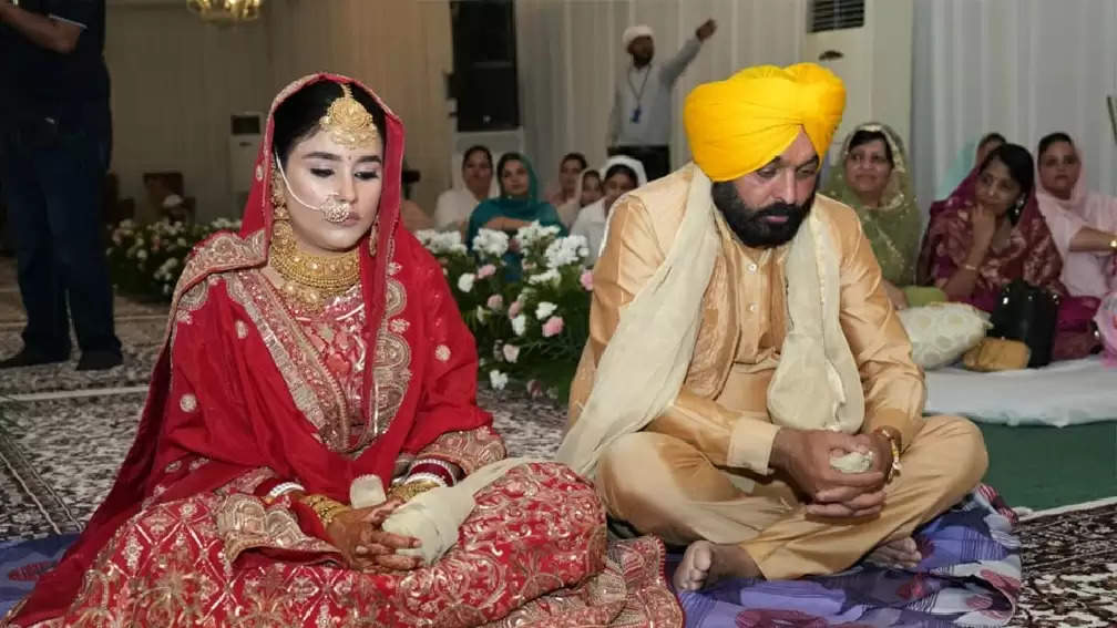Bhagwant Mann Marriage Photos : जब CM Bhagwant Mann और Gurpreet Kaur ने  निभाईं शादी की रस्‍में...देखें खूबसूरत PICS
