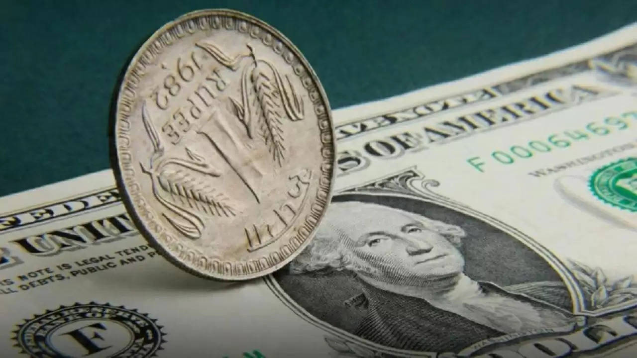 डॉलर के मुकाबले सबसे निचले स्तर पर पहुंचा रुपया, जानिए आपकी जेब पर क्या पड़ेगा असर